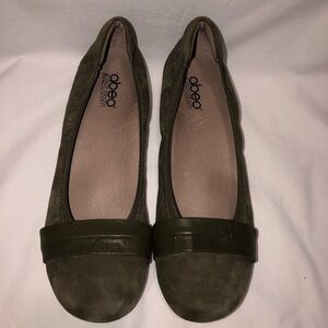 Abeo BIO System Tessa Olive Green Suede Ballet Flats Size 8.5 Comfort
